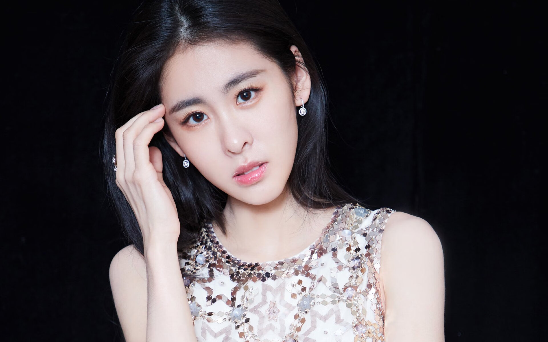 AYX体育官网-电竞主播内容创作中的创新模式与粉丝互动策略研究，电竞主播合作