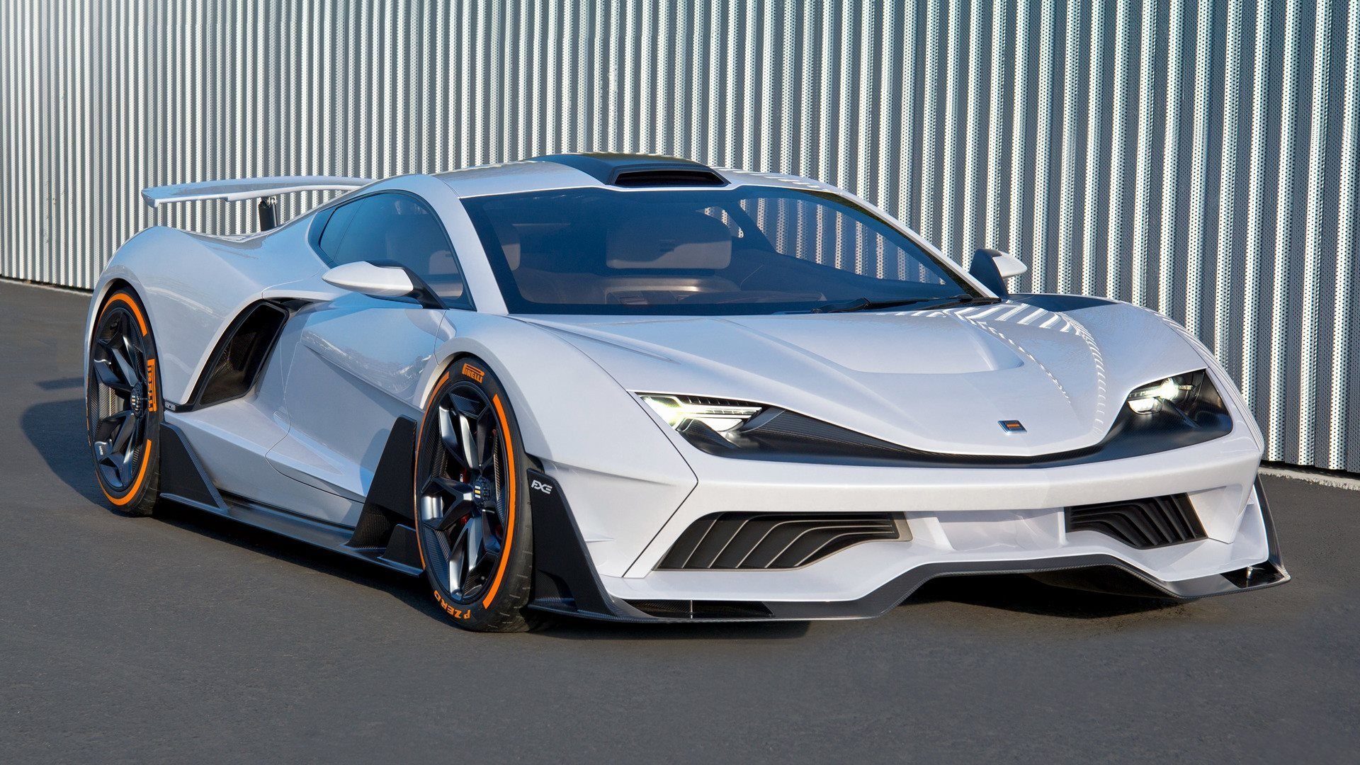 跳水赛场吉尔吉斯斯坦完成高难度动作，吉尔吉斯斯坦选手